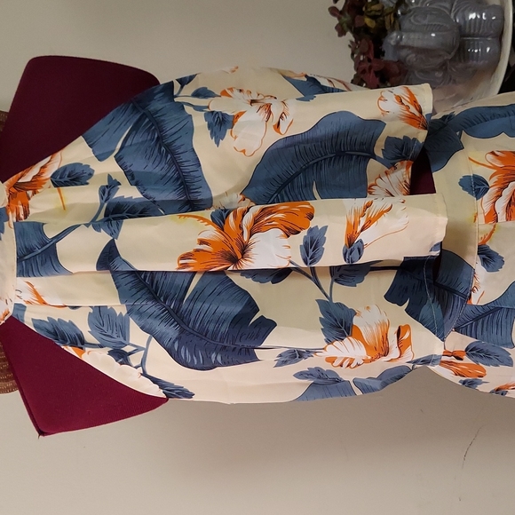 Off Shoulder Tropical Top & Wrap Hem Shorts, size S - Picture 3 of 17